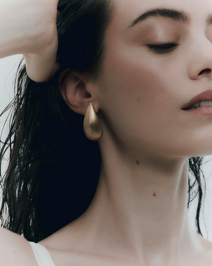 Ebe Ocean Drop Diamond Earrings - Nisi Jewelry - Delux Jewels  Luxury jewelry  Fine jewelry  Designer jewelry  High-end jewelry  Premium jewelry  Elegant jewelry Diamond rings  Gold necklaces  Gemstone earrings  Luxury bracelets  Statement jewelry  Wedding bands  Engagement rings  Custom jewelry Buy luxury jewelry online  Affordable luxury jewelry  Handmade fine jewelry  Jewelry for gifts  Unique jewelry pieces  Jewelry store online