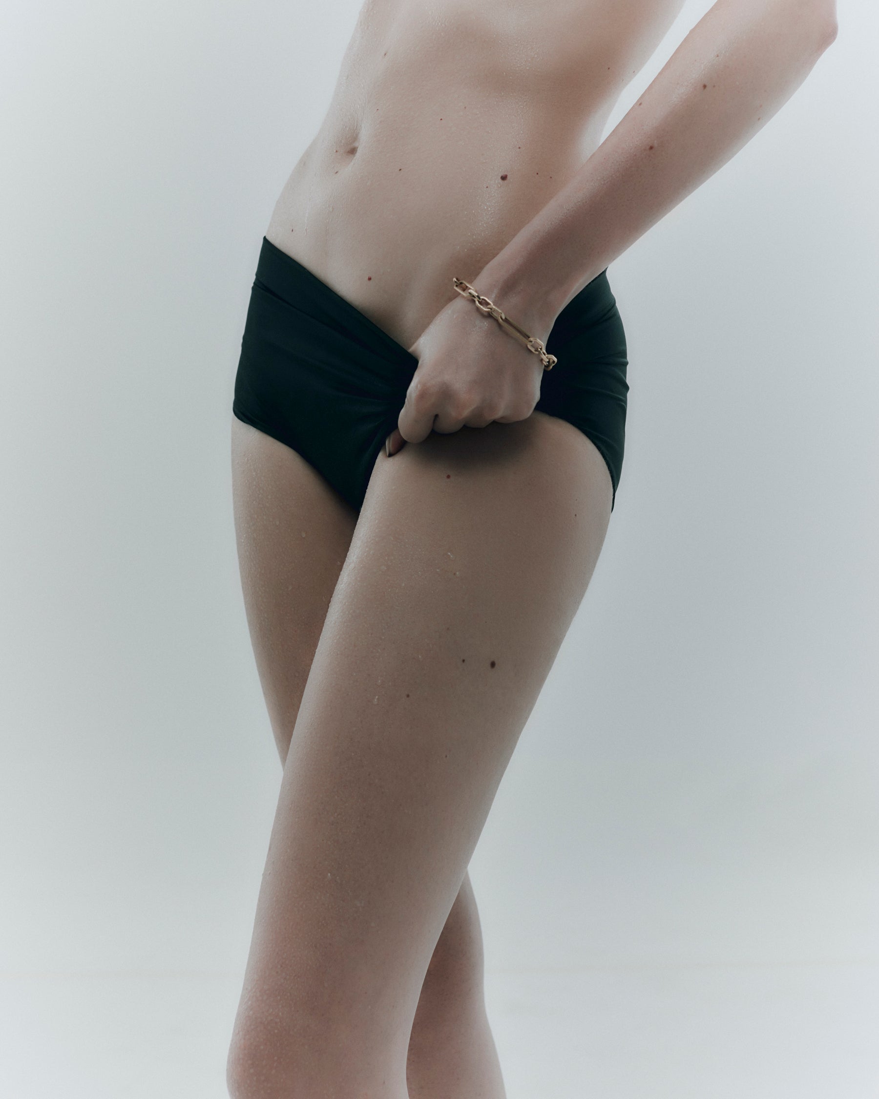 Aura Yellow Gold Link Bracelet - Nisi Jewelry - Delux Jewels  Luxury jewelry  Fine jewelry  Designer jewelry  High-end jewelry  Premium jewelry  Elegant jewelry Diamond rings  Gold necklaces  Gemstone earrings  Luxury bracelets  Statement jewelry  Wedding bands  Engagement rings  Custom jewelry Buy luxury jewelry online  Affordable luxury jewelry  Handmade fine jewelry  Jewelry for gifts  Unique jewelry pieces  Jewelry store online